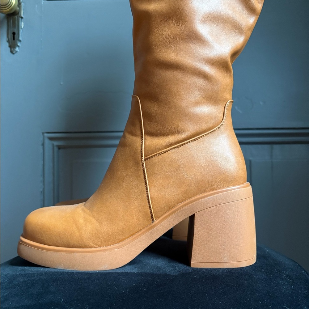 🆕 70s-inspired tan faux leather knee-high boots - Picture 2 of 7